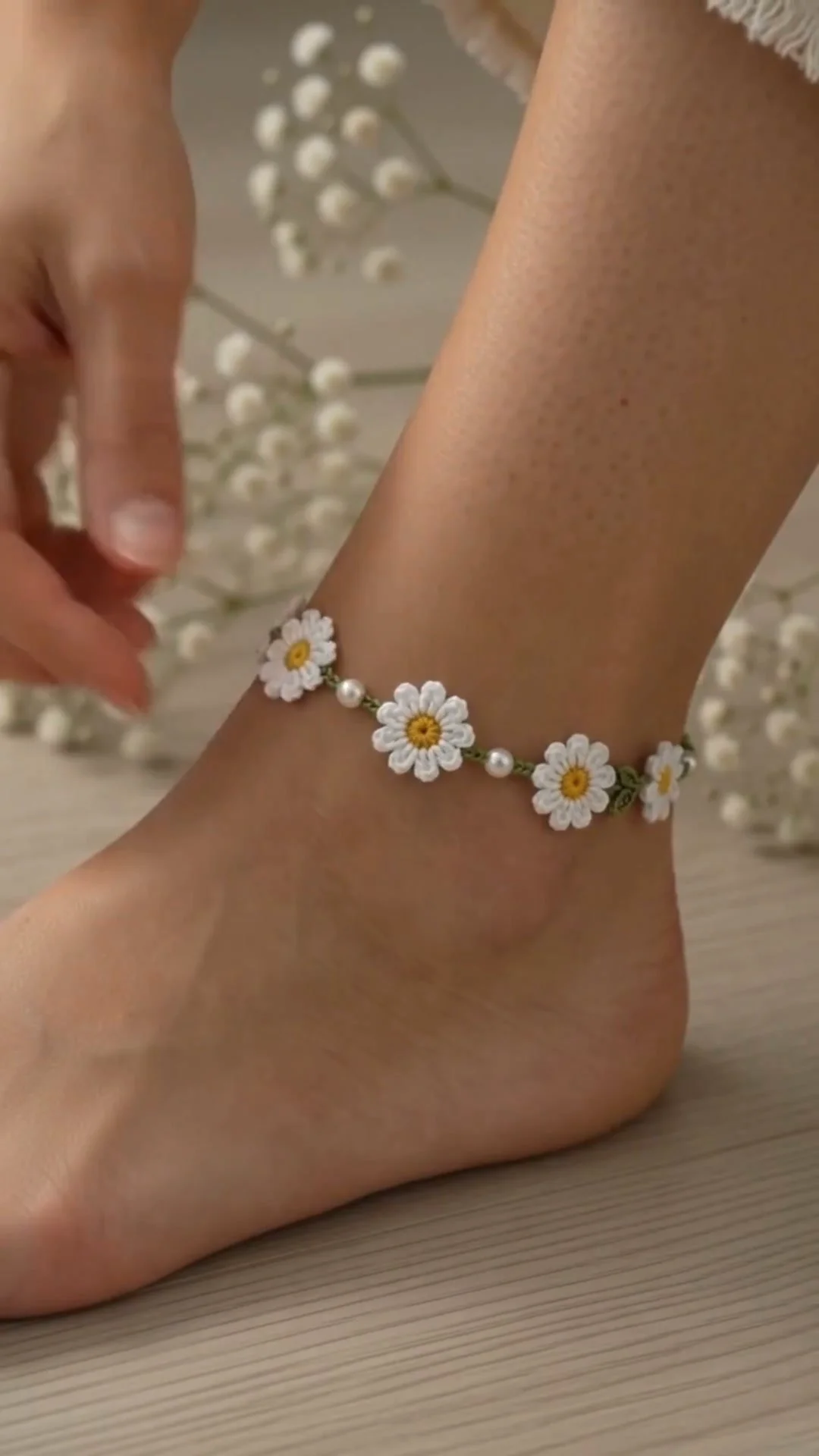 Crochet anklet with daisy charm and pearl accent design