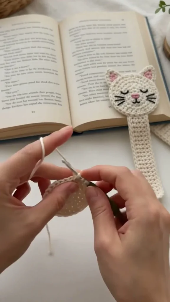 Crochet kitty bookmark pattern for cat lovers and book enthusiasts